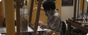 Fabrique de Nishijin, démonstration de tissage à la main