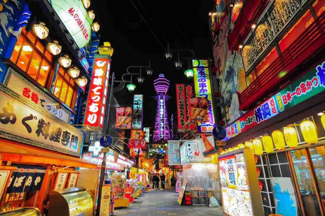 Tour Tsutenkaku dans la vue de la rue