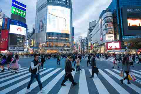 Jeunes traversant le célèbre Shibuya Crossing à Tokyo, Japon