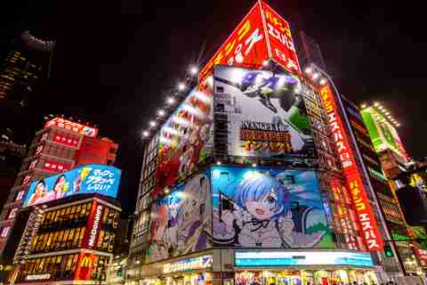 Panneaux lumineux et néons colorés dans le quartier de Shinjuku, Tokyo, Japon