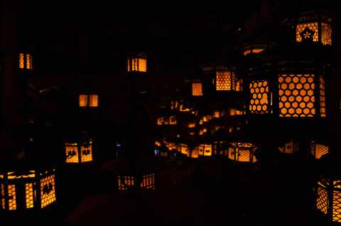 Rangée de lanternes en bronze ornées au sanctuaire Kasuga à Nara, un site sacré de la famille Fujiwara.