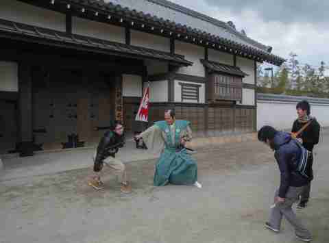 Rue recréée de la période Edo au parc du studio de Kyoto, avec des bâtiments traditionnels et une ambiance historique immersive.