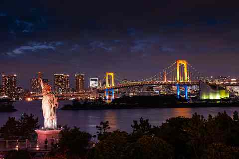 Rainbow Bridge et Statue de la Liberté à Odaiba, baie de Tokyo, Japon