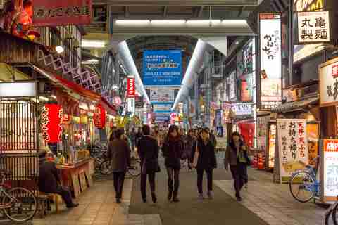Jeunes adultes à Dotonbori, Osaka