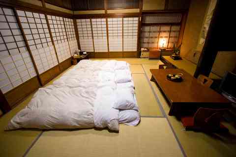 Intérieur d'une chambre de Ryokan à Beppu, Japon, avec tatamis, futons et décor traditionnel japonais.