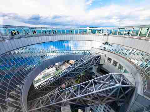 Vue panoramique depuis l'Umeda Sky Building à Osaka, Japon, offrant un aperçu de la ville et de son architecture moderne.