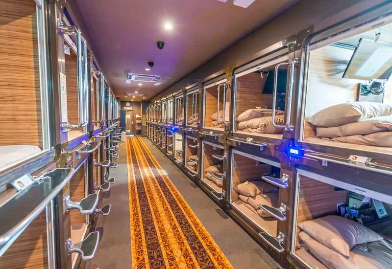 Intérieur d’un hôtel capsule au Japon