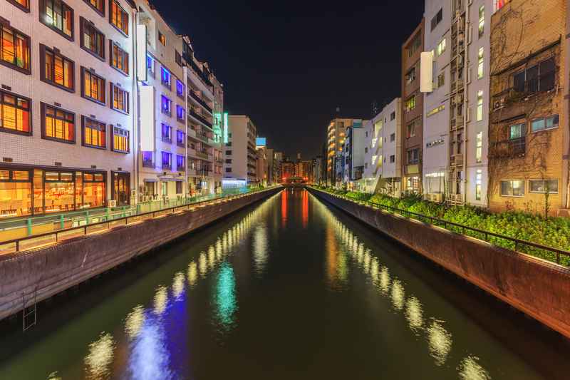 Canal Dotonbori avec enseignes lumineuses à Osaka