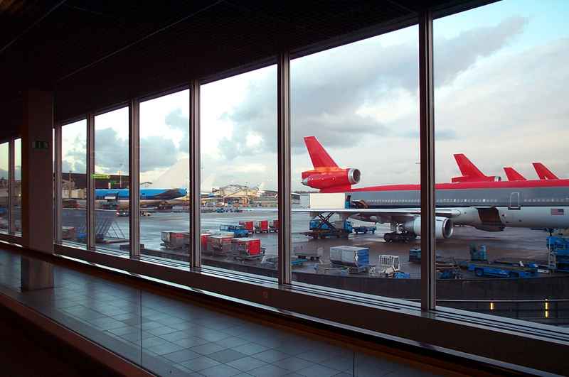 Avion au décollage depuis un aéroport japonais